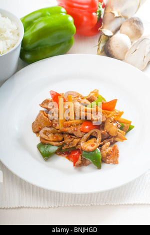 Tipico piatto cinese,carni bovine fresche saltate in padella con pepperrs germogli di bambù e funghi Foto Stock