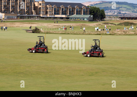 Greenkeepers mantenere i fairways del Royal e antico campo da Golf, St Andrews, Scozia. Foto Stock