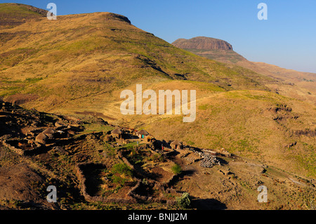 Popolo Basotho local locali indigeni nativi villaggio vicino Ramabanta Lesotho Africa meridionale case capanne paesaggio di insediamento Foto Stock