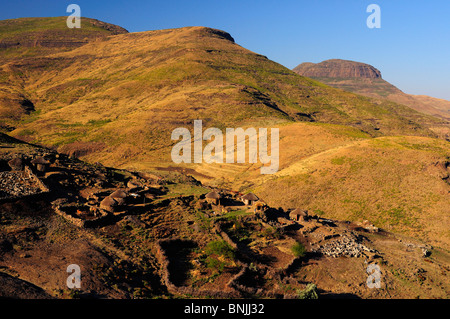 Popolo Basotho local locali indigeni nativi villaggio vicino Ramabanta Lesotho Africa meridionale case capanne paesaggio di insediamento Foto Stock