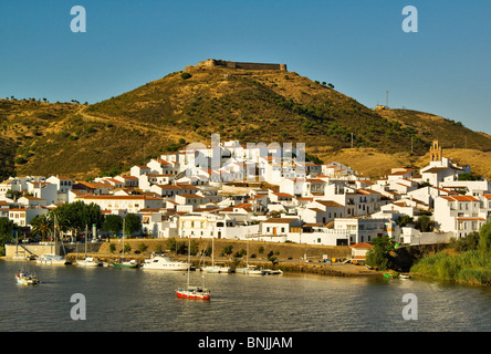 Guardando verso Sanlucar De Guadiana, Andalusia, Spagna da Alcoutim, Algarve Portogallo Foto Stock