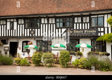 Le persone al di fuori dell'Abate Fireside Hotel bar e ristorante, il villaggio di Elham, vicino a Folkestone, Kent, Regno Unito Foto Stock