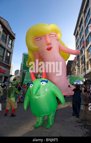 Mascotte Gonfiabile su Ste-Catherine street durante il giusto per Ride Festival di Montreal, Quebec, Canada. Foto Stock