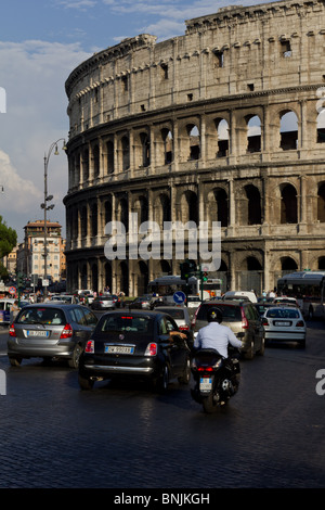 Il traffico su strada di fronte al Colosseo o il Colosseo di Roma, Italia. Foto Stock