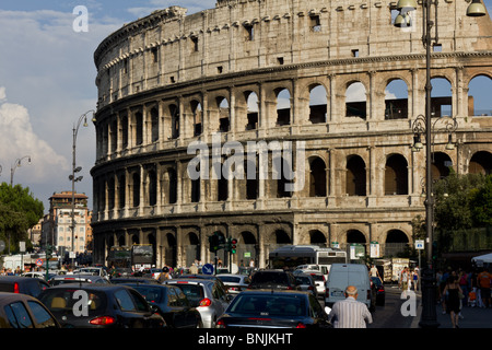 Il traffico su strada di fronte al Colosseo o il Colosseo di Roma, Italia. Foto Stock