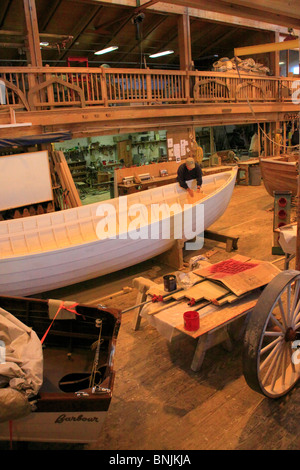 Artigiano lavora all'interno dell'Harvey W. Smith centro del natante, North Carolina Maritime Museum, Beaufort, North Carolina, STATI UNITI D'AMERICA Foto Stock