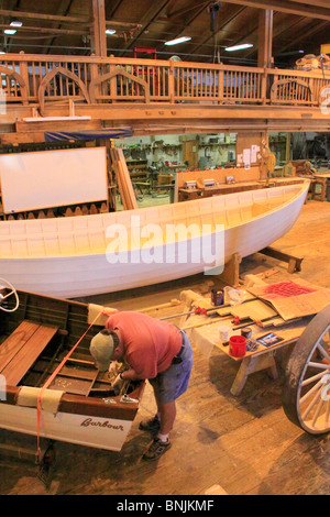 Artigiano lavora all'interno dell'Harvey W. Smith centro del natante, North Carolina Maritime Museum, Beaufort, North Carolina, STATI UNITI D'AMERICA Foto Stock