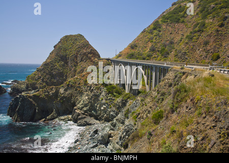 Big Creek ponte sul percorso 1a Big Sur sulla costa dell'Oceano Pacifico della California Foto Stock