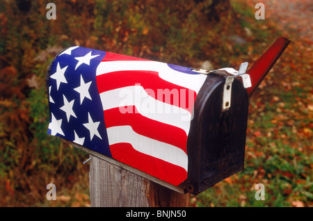 Casella postale in America rurale dipinte con stelle e strisce raffiguranti Americana e orgoglio Foto Stock