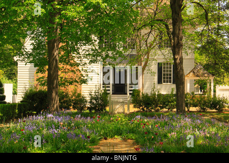 Giardino di casa nella zona storica, Colonial Williamsburg, Virginia, Stati Uniti d'America Foto Stock