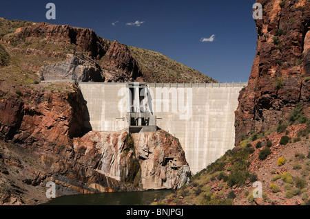 Theodore Roosevelt Dam Theodore Roosevelt lago fiume sale Apache Trail Roosevelt Arizona USA America Nord America energia di viaggio Foto Stock