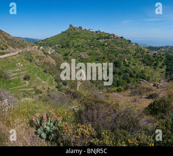 Parco nazionale della Aspromonte Bova Calabria Italia mediterranea vegetazione scogliera di roccia verde villaggio del parco nazionale mountain Foto Stock