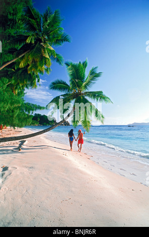 Coppia sulla spiaggia di sabbia bianca chiamato Anse severe su La Digue Island alle Seychelles Foto Stock