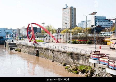 Acciaio scultura in onda sul lungofiume in Newport Foto Stock