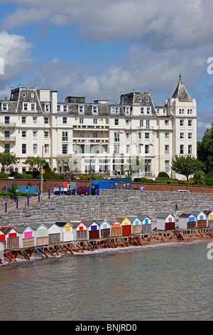 Cabine linea la riva del mare al di sotto del Grand Hotel Torquay Foto Stock