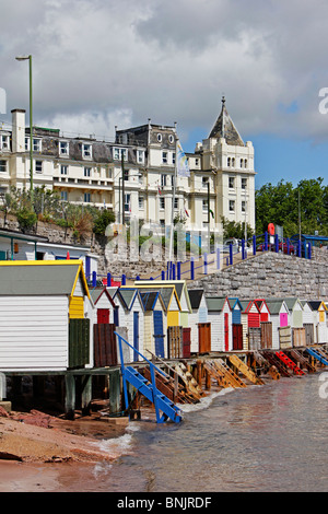 Cabine linea la riva del mare al di sotto del Grand Hotel Torquay Foto Stock