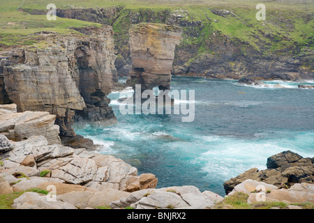 Scogliere a Yesnaby e stack offshore Yesnaby Castle Orkney continentale LA005137 Foto Stock