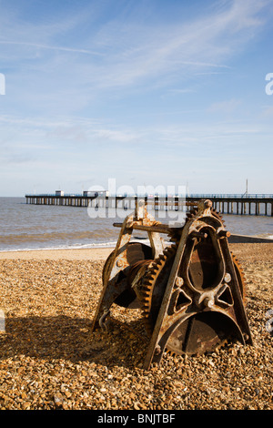 Una vecchia barca il verricello e il molo a Felixstowe, Suffolk, Inghilterra. Foto Stock