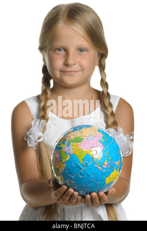 La ragazza tiene il mondo raccolti da puzzle in mani. Messa a fuoco selettiva. Esso è isolato su sfondo bianco Foto Stock