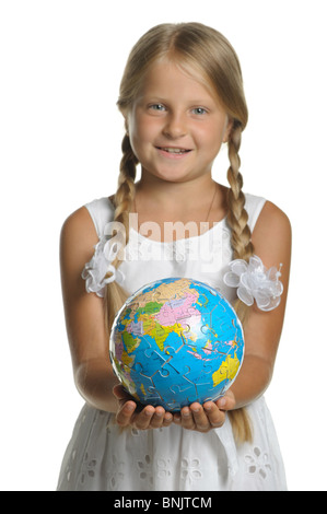 La ragazza tiene il mondo raccolti da puzzle in mani. Messa a fuoco selettiva. Esso è isolato su sfondo bianco Foto Stock