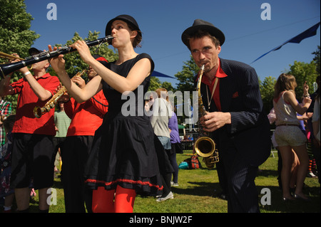 Orkestra Del Sol di eseguire a Aberystwyth Arts Center 'Mid Mad - Midsummer Madness' aria aperta free music festival, Wales UK Foto Stock