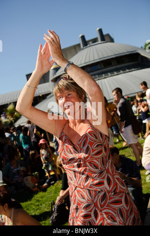 Donne di mezza età godendo il Aberystwyth Arts Center 'Mid Mad - Midsummer Madness' aria aperta free music festival, Wales UK Foto Stock