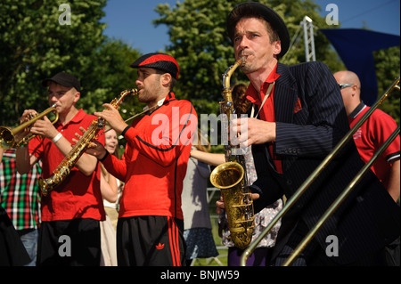 Orkestra Del Sol di eseguire a Aberystwyth Arts Center 'Mid Mad - Midsummer Madness' aria aperta free music festival, Wales UK Foto Stock