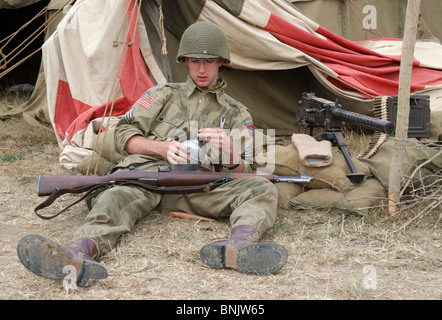 Un re-enactor nel ruolo di una seconda guerra mondiale soldato americano in corrispondenza di un punto di controllo. Foto Stock