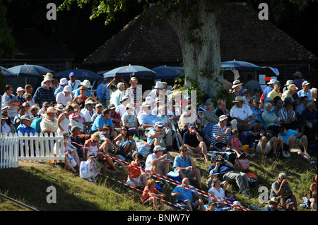 Grande folla a guardare il cricket presso il Castello di Arundel terreno WEST SUSSEX REGNO UNITO Foto Stock