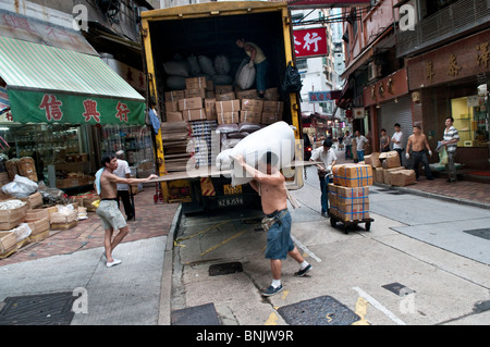 Hong Kong, ogni giorno i carrelli da e per la Cina deve essere scaricato e caricato con i beni tradizionali come pesci secchi Foto Stock