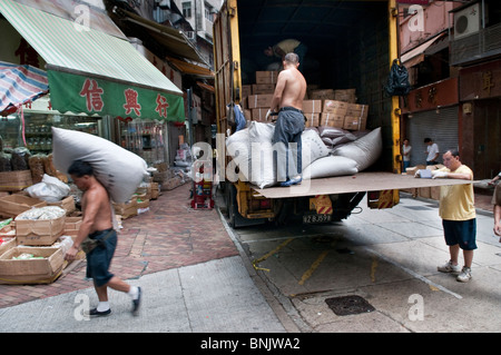 Hong Kong, ogni giorno i carrelli da e per la Cina deve essere scaricato e caricato con i beni tradizionali come pesci secchi Foto Stock