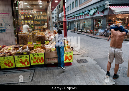 Hong Kong, ogni giorno i carrelli da e per la Cina deve essere scaricato e caricato con i beni tradizionali come pesci secchi Foto Stock