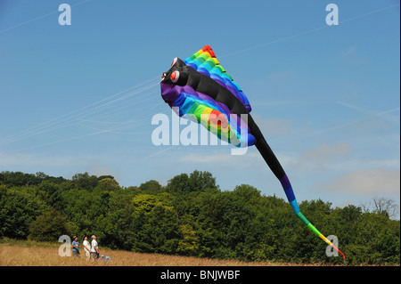 3 uomini lancio un enorme aquilone al Brighton Kite Festival evento estivo Sussex Regno Unito Regno Unito Foto Stock