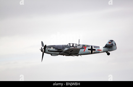 Un tedesco Messerschmidt BF109e volare contro la nuvola bianca, prese a Fairford, Gloucestershire, Regno Unito durante la International Air Tattoo Foto Stock