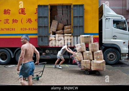 Hong Kong, ogni giorno i carrelli da e per la Cina deve essere scaricato e caricato con i beni tradizionali come pesci secchi Foto Stock