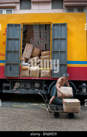 Hong Kong, ogni giorno i carrelli da e per la Cina deve essere scaricato e caricato con i beni tradizionali come pesci secchi Foto Stock