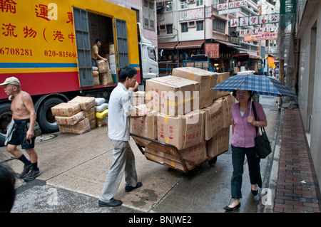 Hong Kong, ogni giorno i carrelli da e per la Cina deve essere scaricato e caricato con i beni tradizionali come pesci secchi Foto Stock