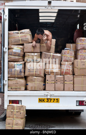 Hong Kong, ogni giorno i carrelli da e per la Cina deve essere scaricato e caricato con i beni tradizionali come pesci secchi Foto Stock