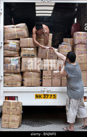 Hong Kong, ogni giorno i carrelli da e per la Cina deve essere scaricato e caricato con i beni tradizionali come pesci secchi Foto Stock