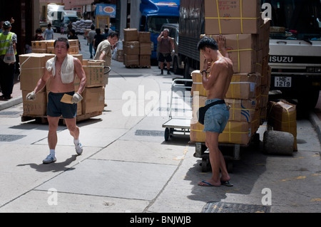 Hong Kong, ogni giorno i carrelli da e per la Cina deve essere scaricato e caricato con i beni tradizionali come pesci secchi Foto Stock