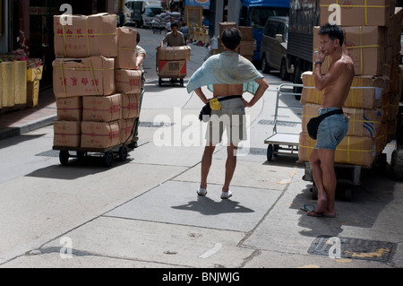 Hong Kong, ogni giorno i carrelli da e per la Cina deve essere scaricato e caricato con i beni tradizionali come pesci secchi Foto Stock