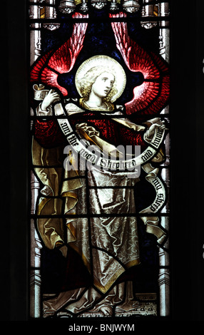 Una vetrata raffigurante un angelo, Chiesa Parrocchiale di San Giacomo il Grande, Snitterfield; artista Edward Frampton di Londra Foto Stock