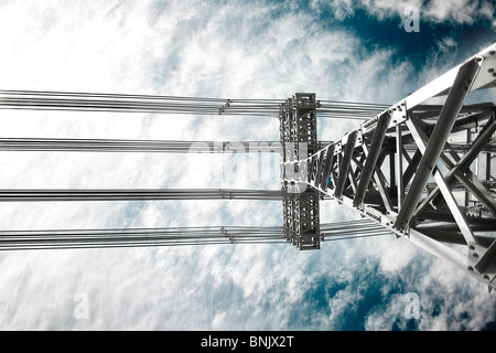 Le linee elettriche di alimentazione torre e i cavi ad alta tensione Foto Stock