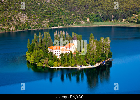 Una piccola isola con un monastero cristiano sul fiume Krka, Croazia - Europa. Foto Stock