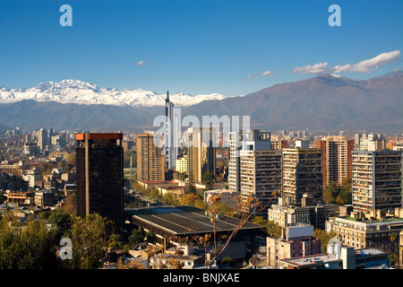 Vista di Santiago de Cile verso la parte est della città Foto Stock