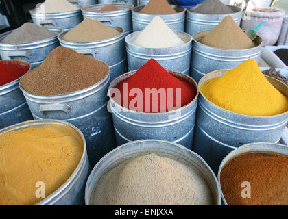 Spezie per le strade a La Medina di Fes/Fez raffigurato su gennaio 22, 2006 in Marocco in nord Africa. Foto Stock