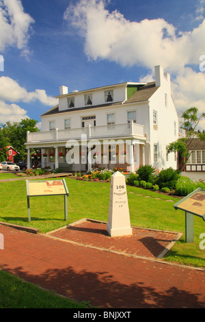 Casselman Inn e mile marker per la vecchia strada nazionale, Grantsville, Maryland Foto Stock