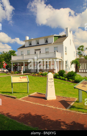 Casselman Inn e mile marker per la vecchia strada nazionale, Grantsville, Maryland Foto Stock