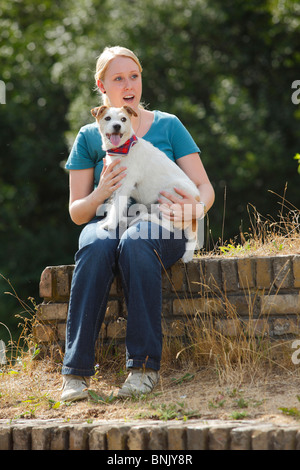 Donna con Parson Russell Terrier sul giro / Parson Jack Russell Terrier Foto Stock