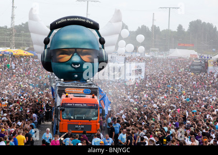 Loveparade 2010, Duisburg, Germania, folle immense celebrare prima di tragici eventi macchiato il techno festival. Foto Stock